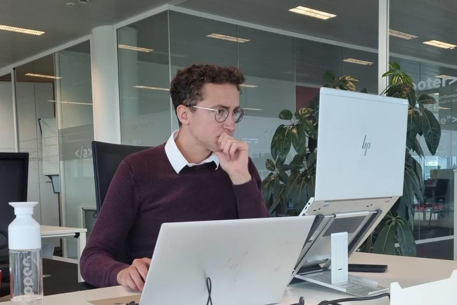 Dieter werkt aan een digitale oplossing vanuit een kantooromgeving